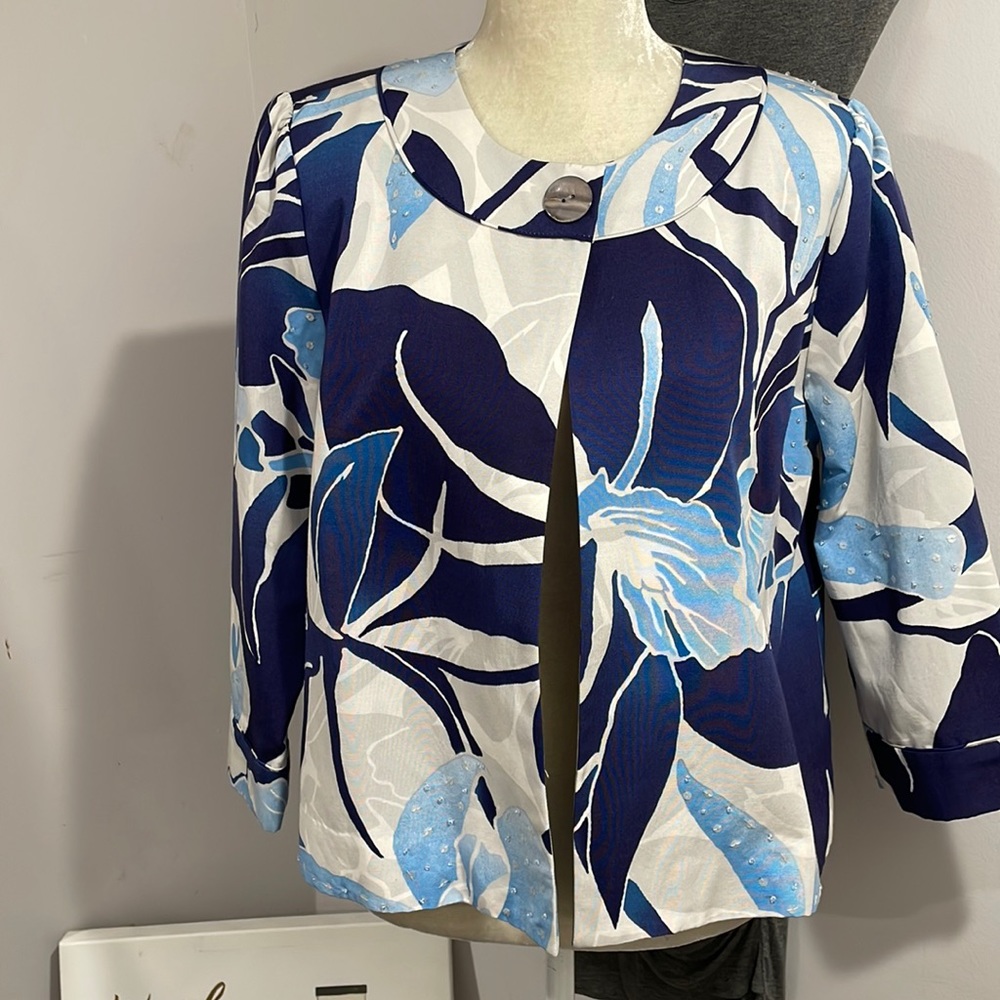 Chico’s NWT Size 2 blue print 🌿 Spring is in the air. 1 snap closure at collar